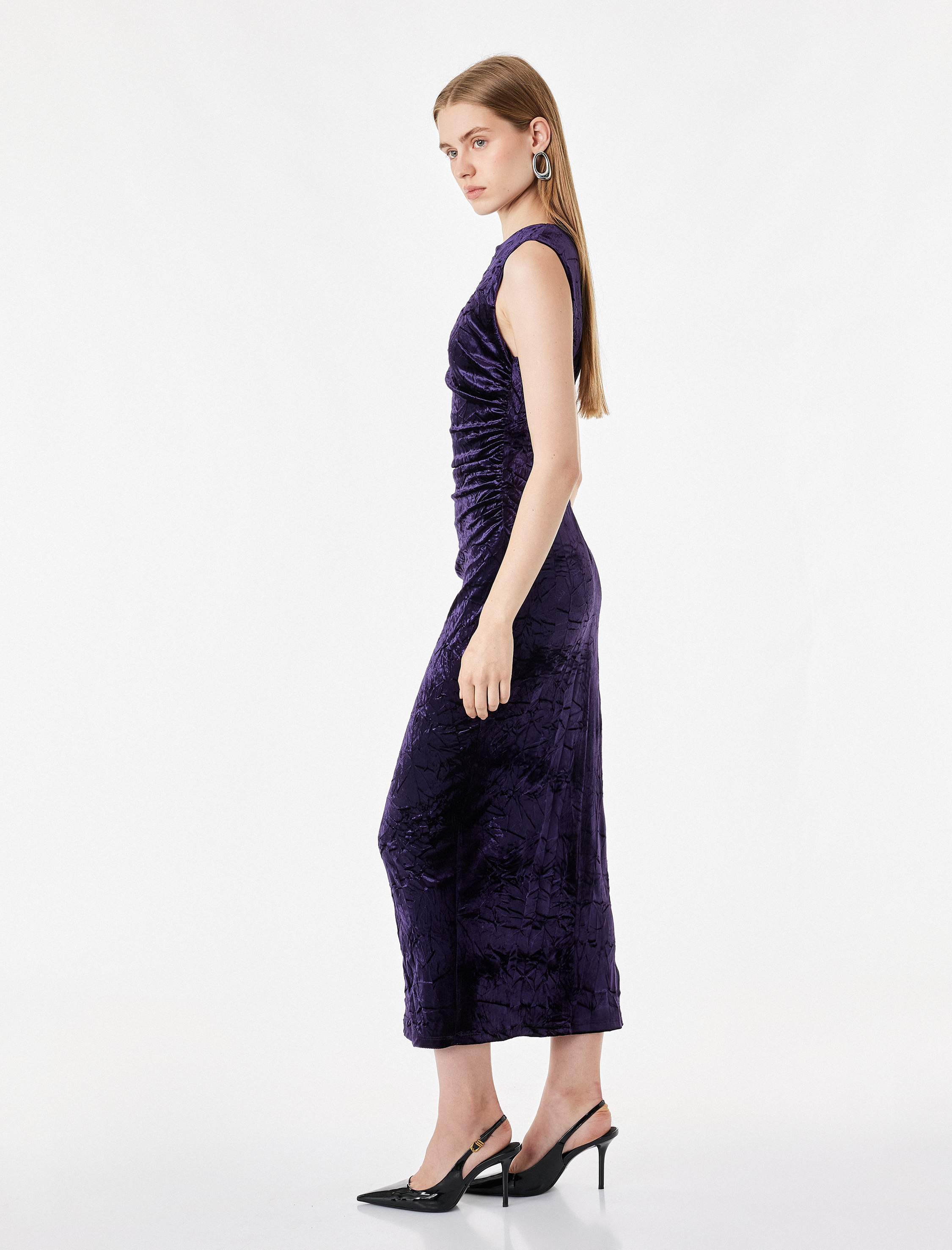   Slim Fit Bisiklet Yaka Drapeli Kolsuz Dokulu Kadife Midi Elbise