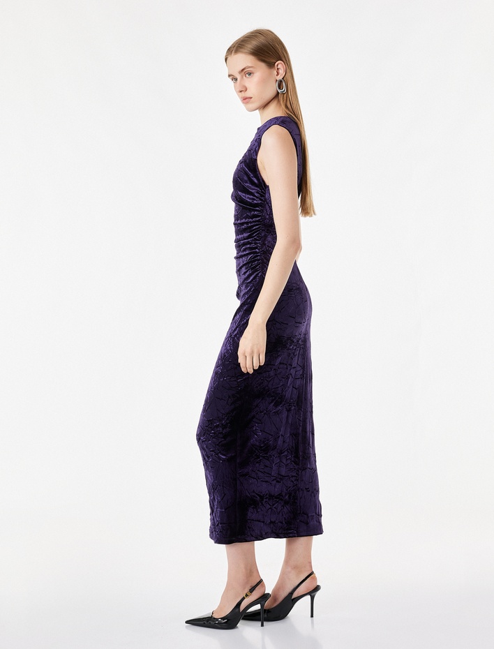  Slim Fit Bisiklet Yaka Drapeli Kolsuz Dokulu Kadife Midi Elbise