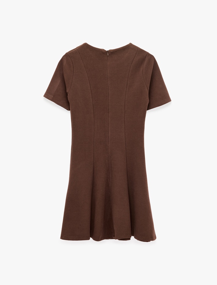 Slim Fit Bisiklet Yaka Kısa Kollu Süs Düğmeli Mini Elbise