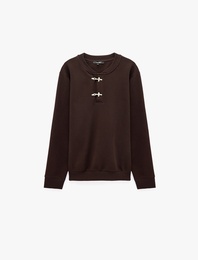 Uzun Kollu Süslü Kapamalı Üç İplik Şardonlu Bisiklet Yaka Sweatshirt
