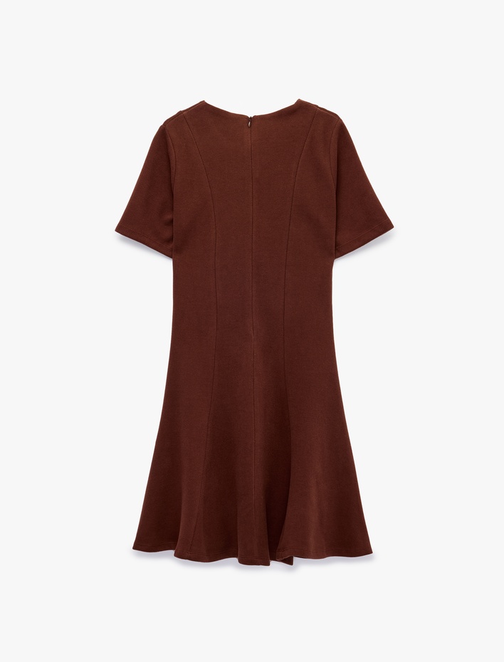  Slim Fit Bisiklet Yaka Kısa Kollu Süs Düğmeli Mini Elbise