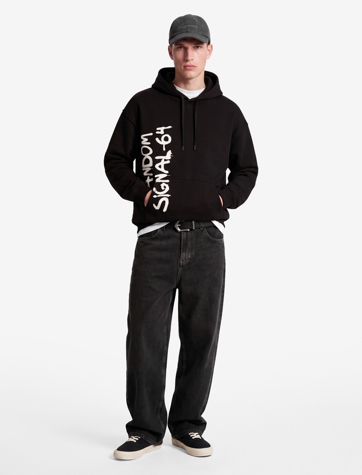  Rahat Kalıp Kanguru Cepli Üç İplik Şardonlu Baskılı Kapşonlu Sweatshirt