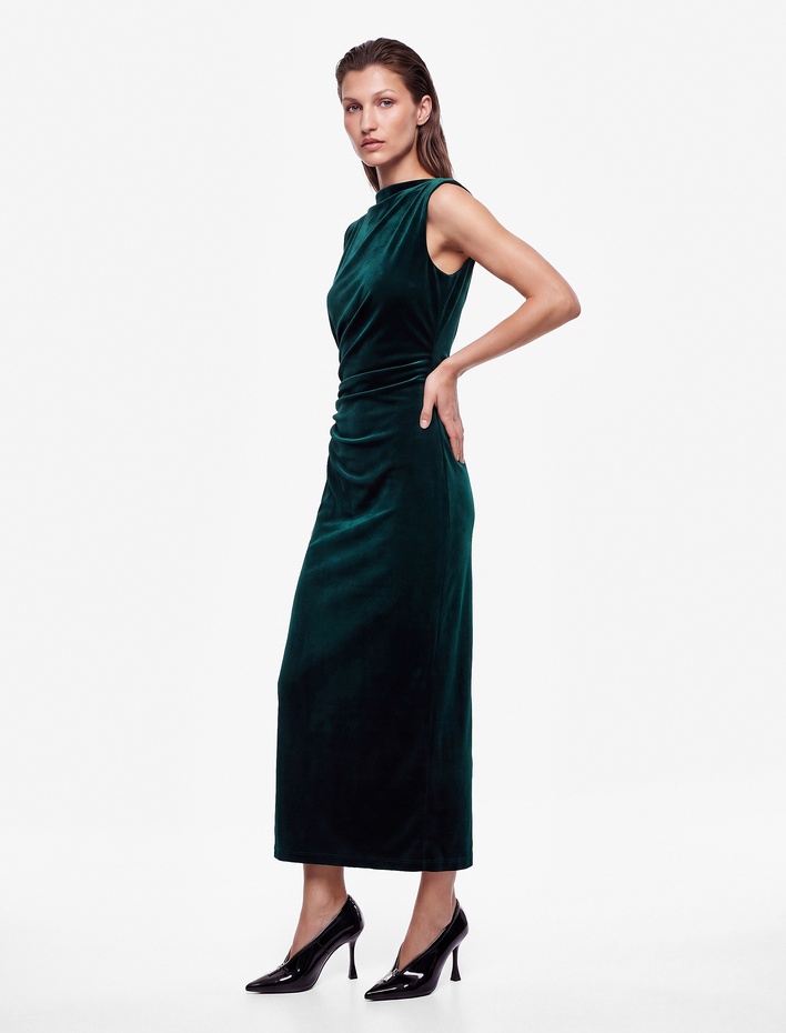 Slim Fit Bodycon Drapeli Hafif Dik Yaka Yırtmaçlı Kolsuz Midi Boy Kadife Elbise