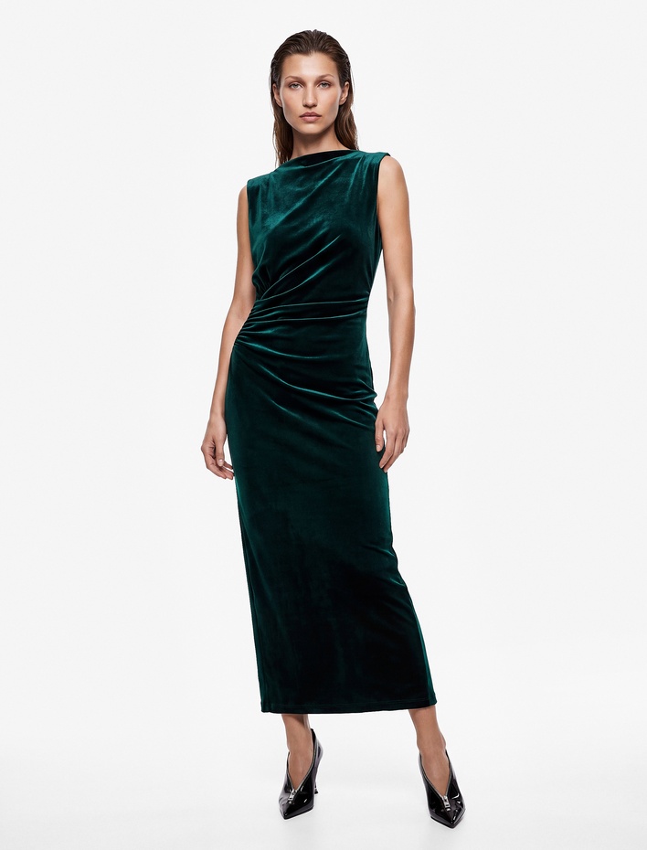  Slim Fit Bodycon Drapeli Hafif Dik Yaka Yırtmaçlı Kolsuz Midi Boy Kadife Elbise