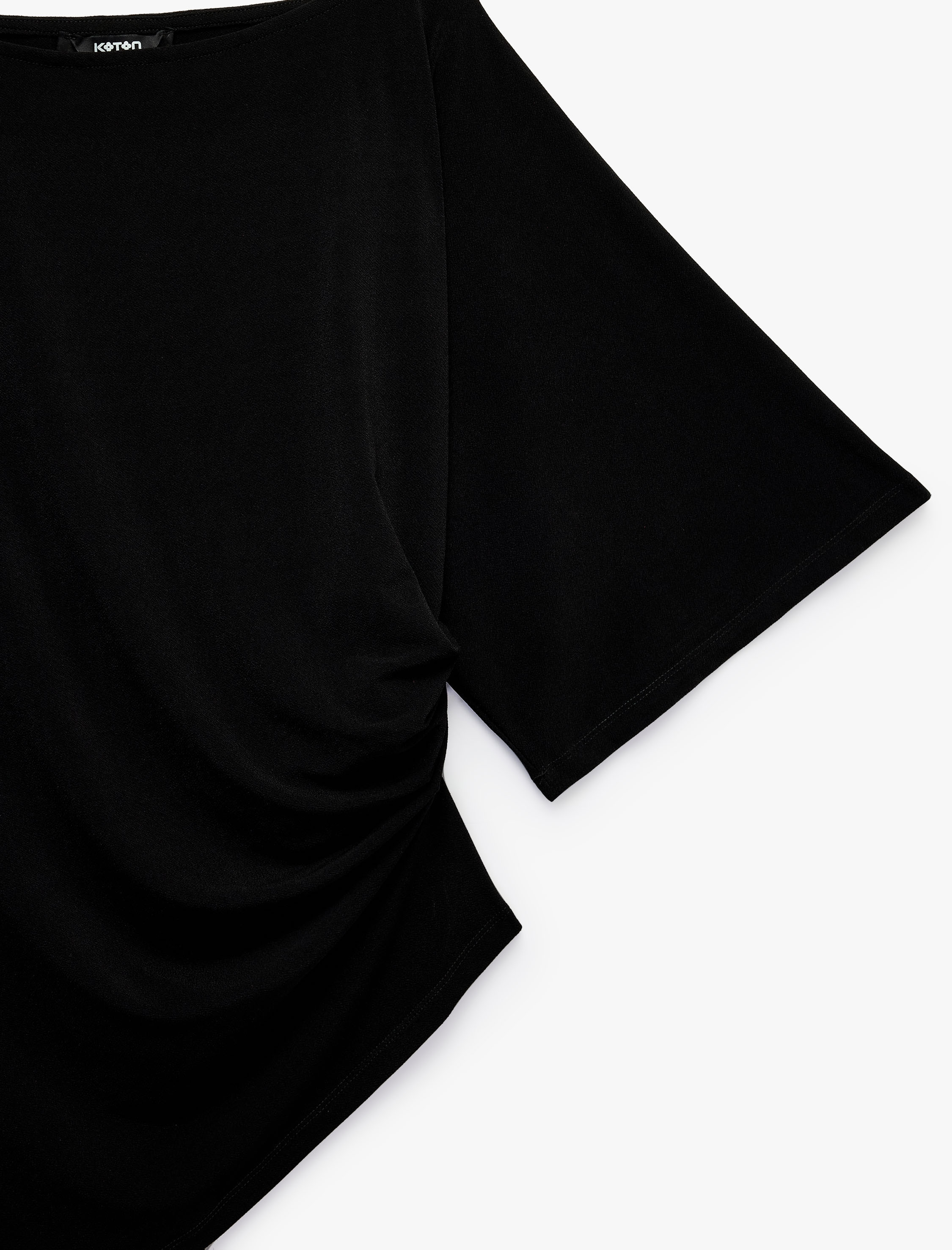   Slim Fit Asimetrik Kesim Kayık Yaka Drapeli Kısa Kollu Bluz