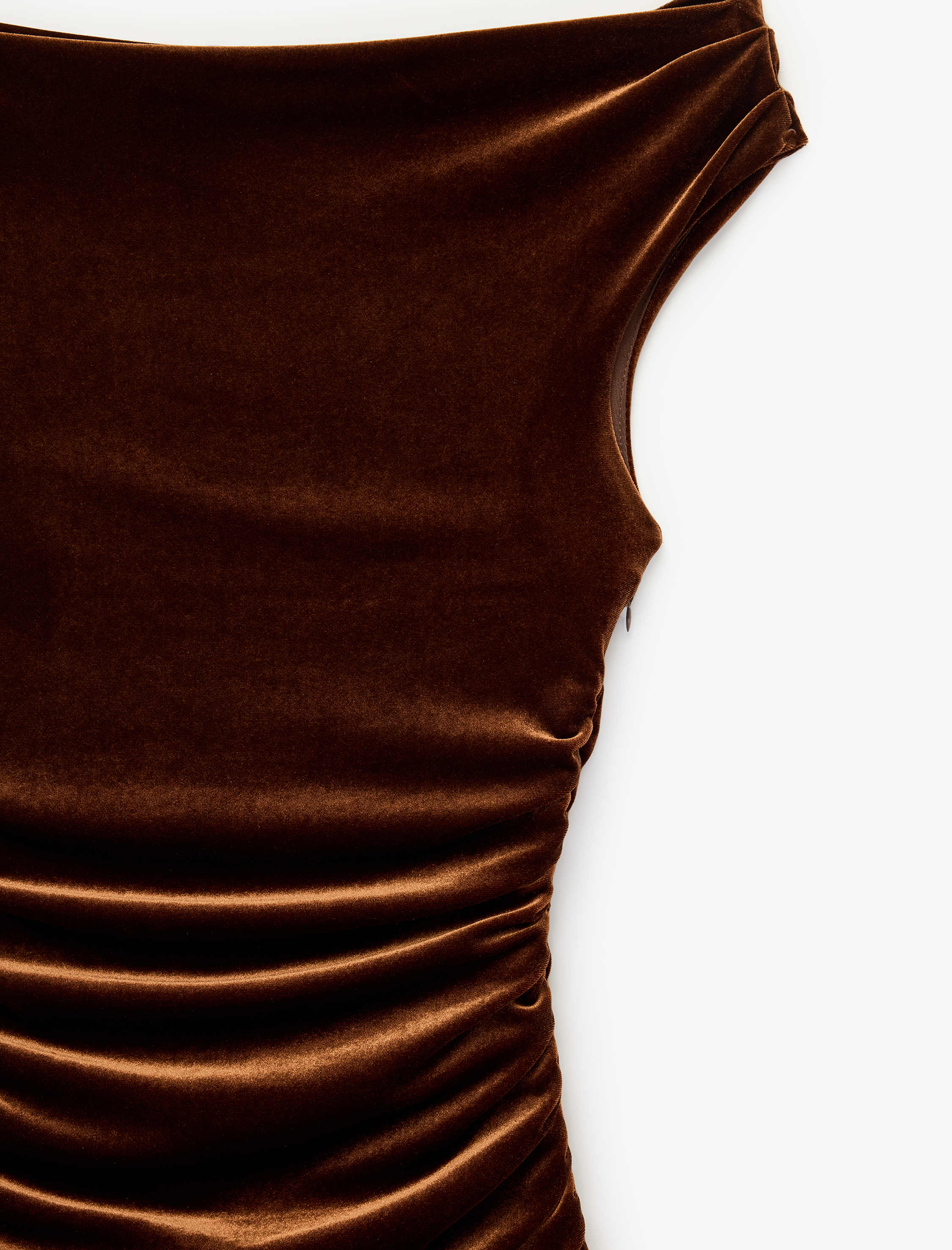   Slim Fit Volanlı Kolsuz Kayık Yaka Mini Drapeli Kadife Elbise
