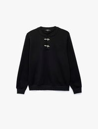 Uzun Kollu Süslü Kapamalı Üç İplik Şardonlu Bisiklet Yaka Sweatshirt
