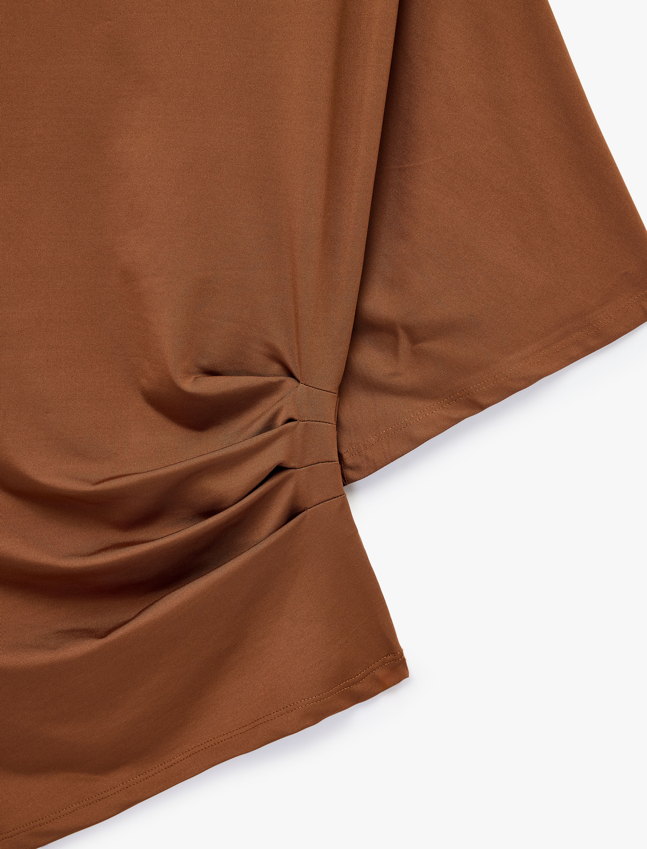   Slim Fit Bisiklet Yaka Kısa Kollu Drapeli Asimetrik Tişört