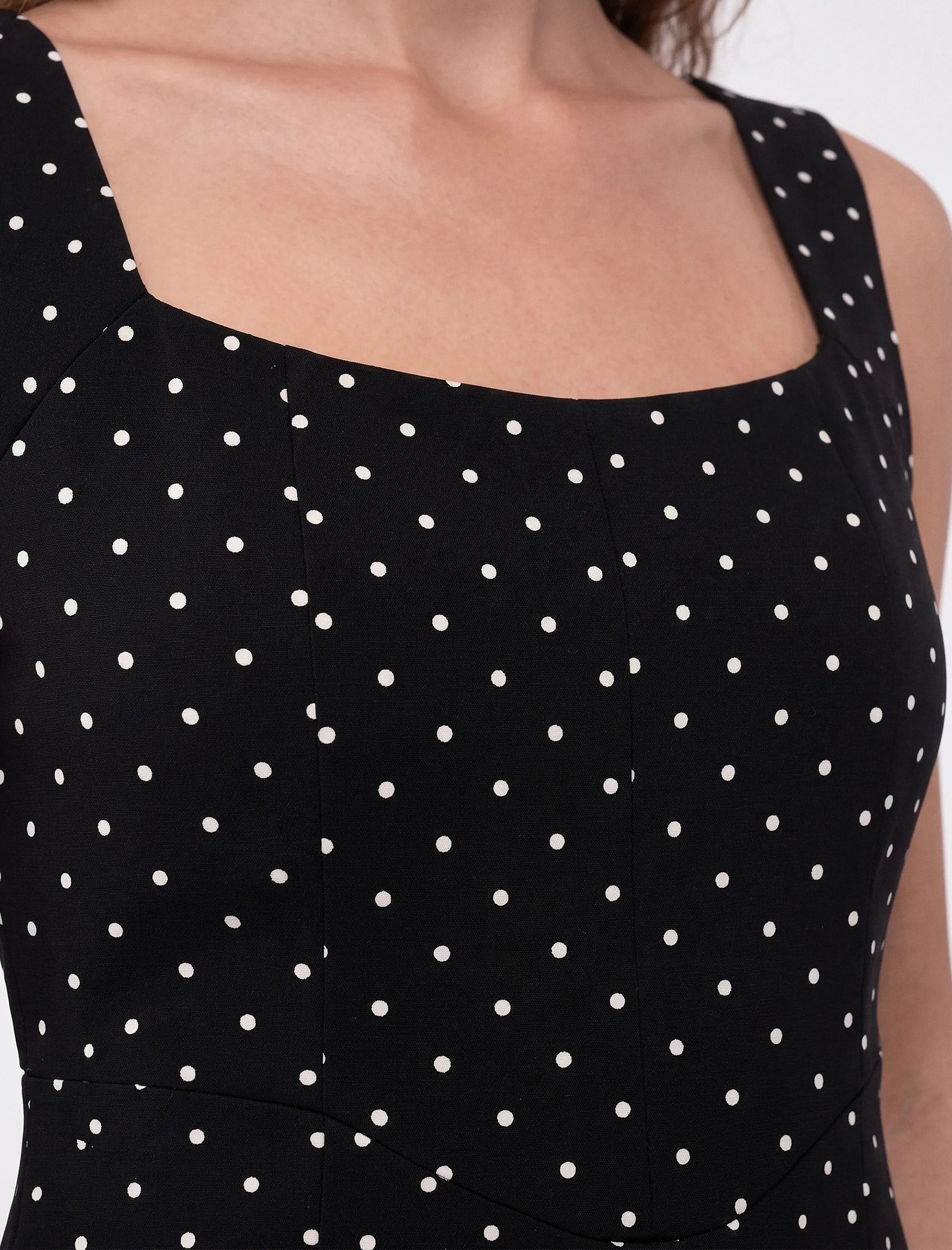   Slim Fit Puantiyeli Krep Kumaş Kare Yaka Kolsuz Mini Abiye Elbise