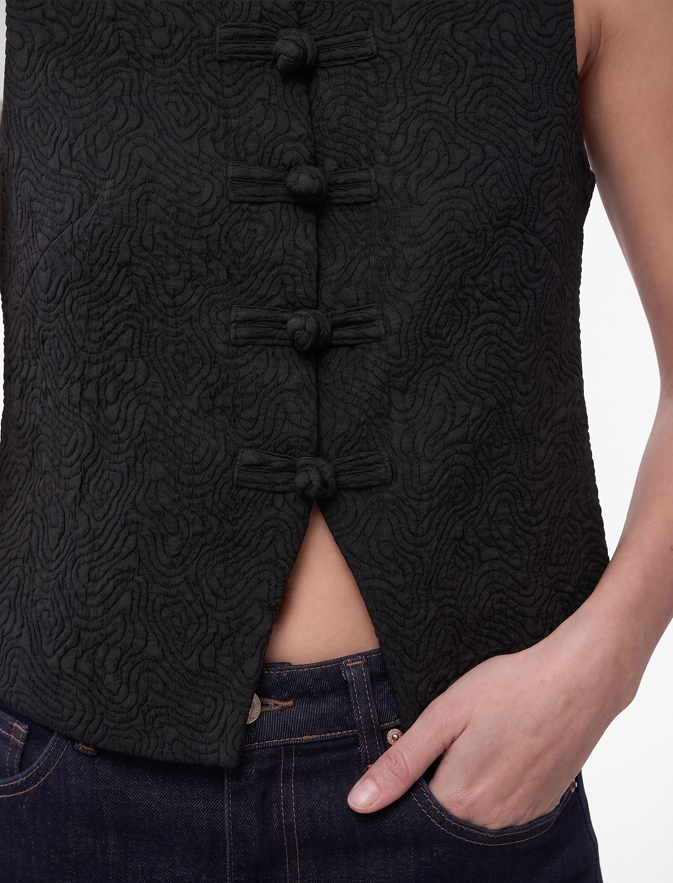   Koton X Selected by Melis Ağazat - Slim Fit Dokulu Bisiklet Yaka Süs Düğmeli Yelek