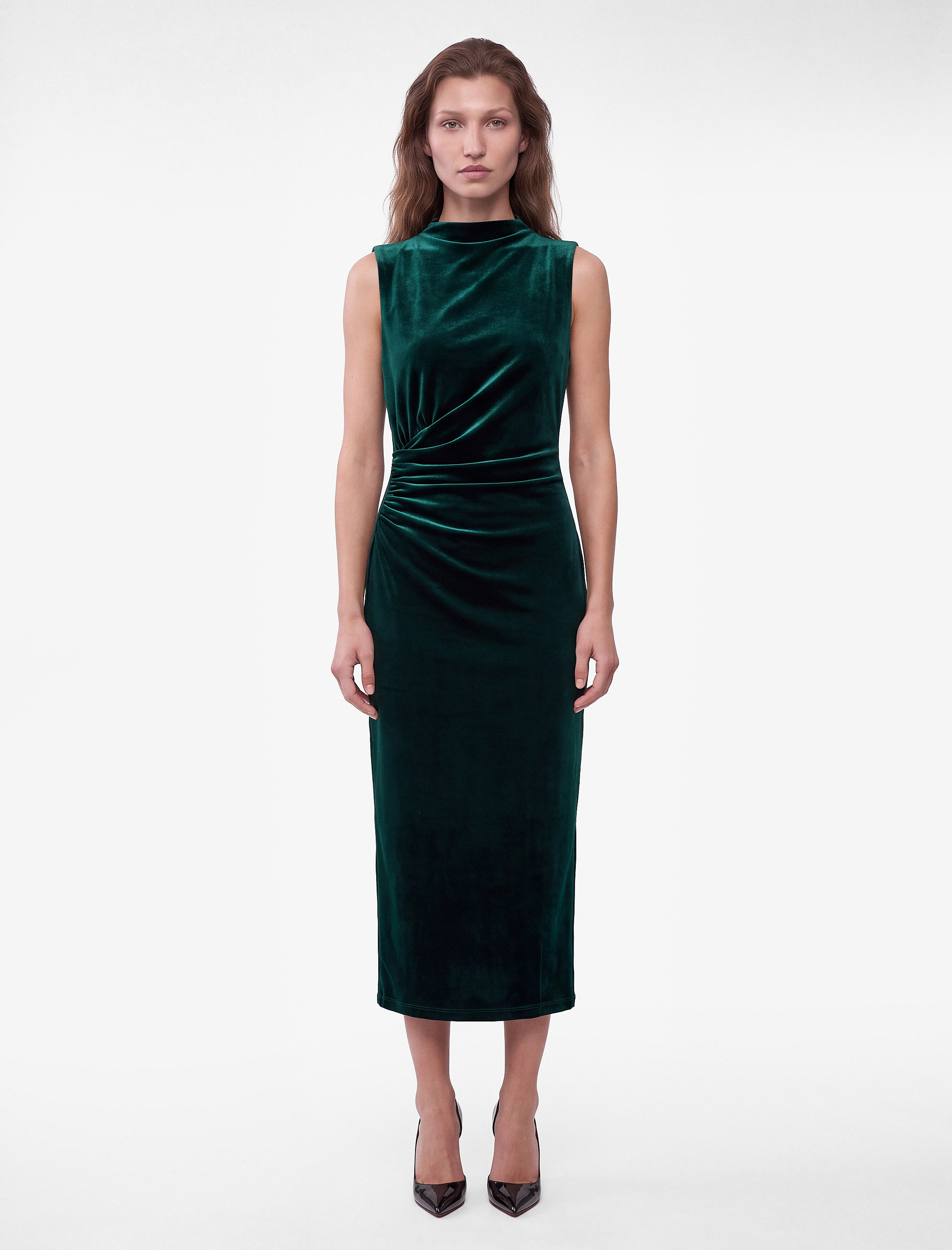   Slim Fit Bodycon Drapeli Hafif Dik Yaka Yırtmaçlı Kolsuz Midi Boy Kadife Elbise