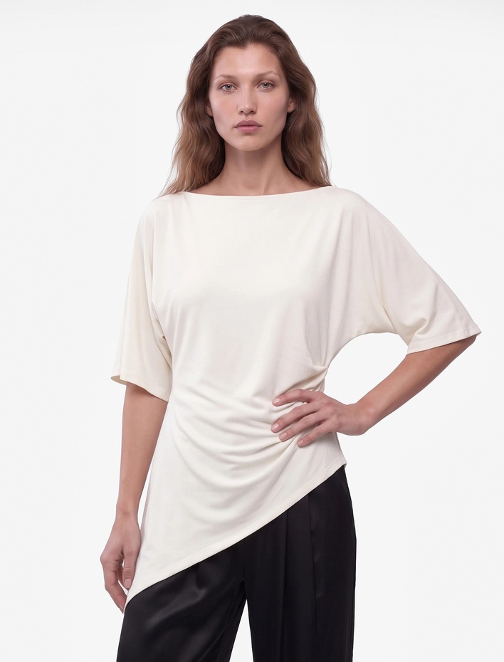  Slim Fit Asimetrik Kesim Kayık Yaka Drapeli Kısa Kollu Bluz