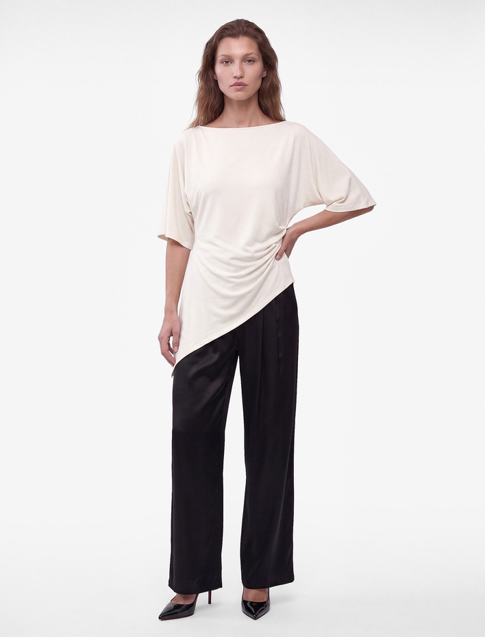  Slim Fit Asimetrik Kesim Kayık Yaka Drapeli Kısa Kollu Bluz