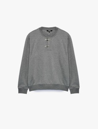 Uzun Kollu Süslü Kapamalı Üç İplik Şardonlu Bisiklet Yaka Sweatshirt