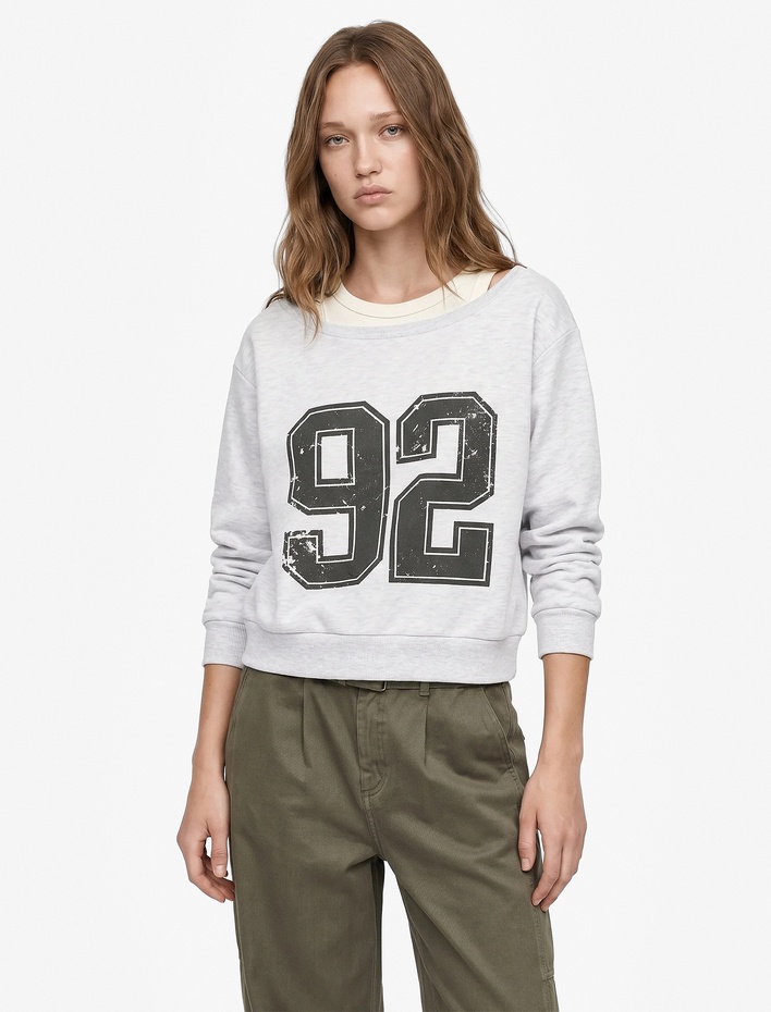  Şardonlu Rahat Kalıp Bisiklet Yaka Uzun Kollu Katmanlı Baskılı Sweatshirt