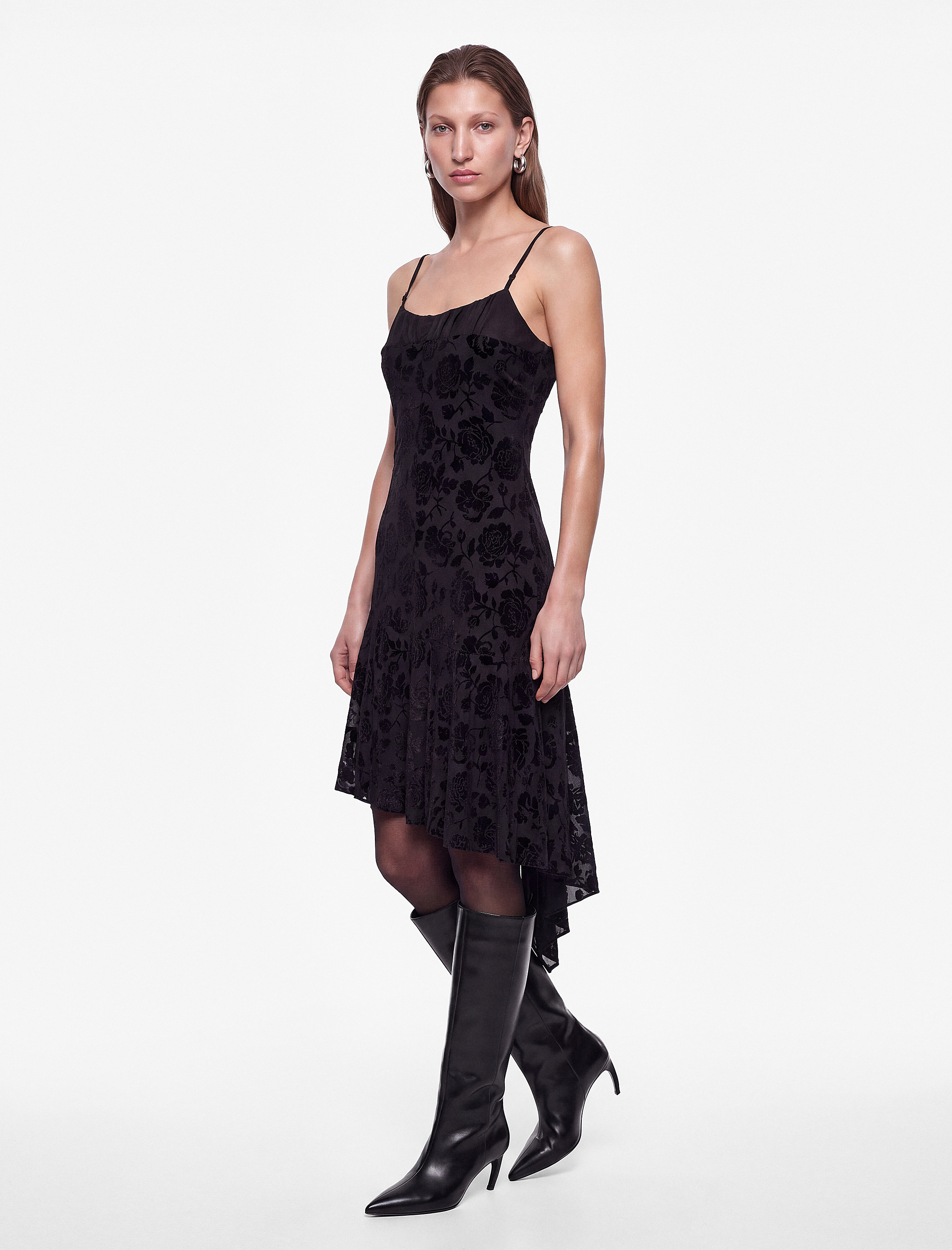   Asimetrik Kesim Slim Fit Askılı Midi Çiçekli Tül Elbise