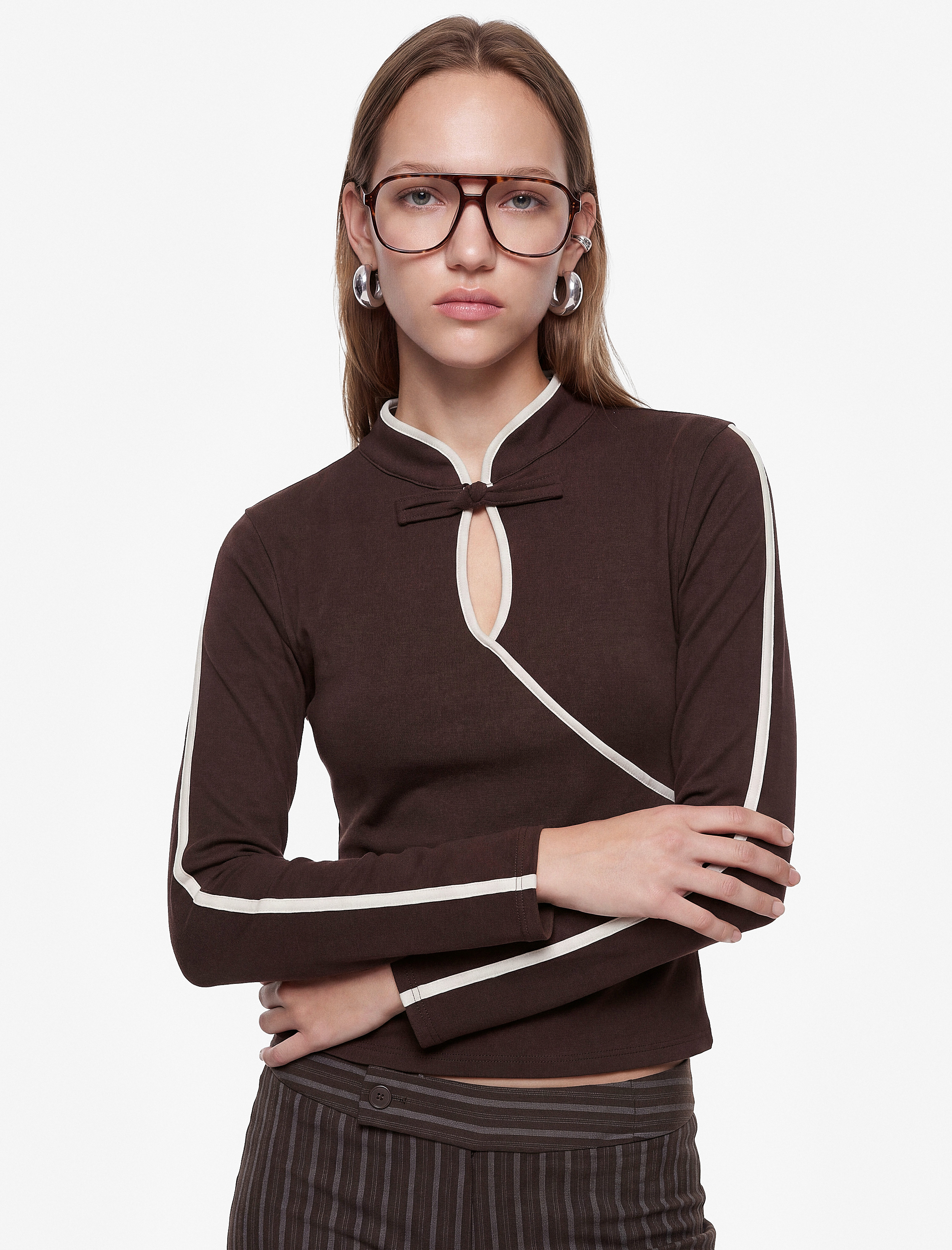   Slim Fit Biyeli Kurbağa Kapama Düğmeli Mandarin Yaka Uzun Kollu Tişört
