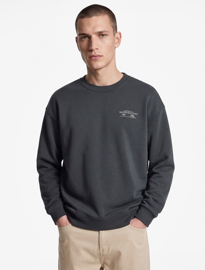  Üç İplik Şardonlu Rahat Kalıp Bisiklet Yaka Uzun Kollu Arkası Baskılı Sweatshirt