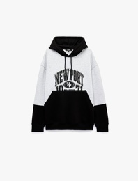 Şardonlu Rahat Kalıp Baskılı Kanguru Cepli Renk Bloklu Kapşonlu Sweatshirt