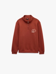 Uzun Kollu Üç İplik Şardonlu Nakışlı Yarım Fermuarlı Sweatshirt