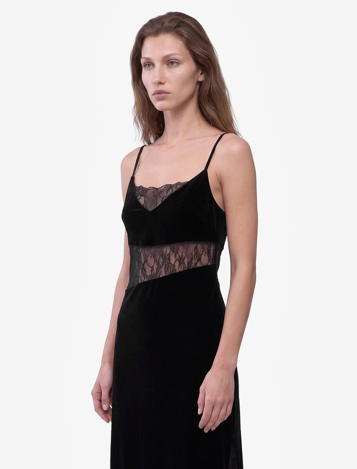  Slim Fit Dantel Detaylı Degaje Yaka Askılı Kadife Uzun Abiye Elbise