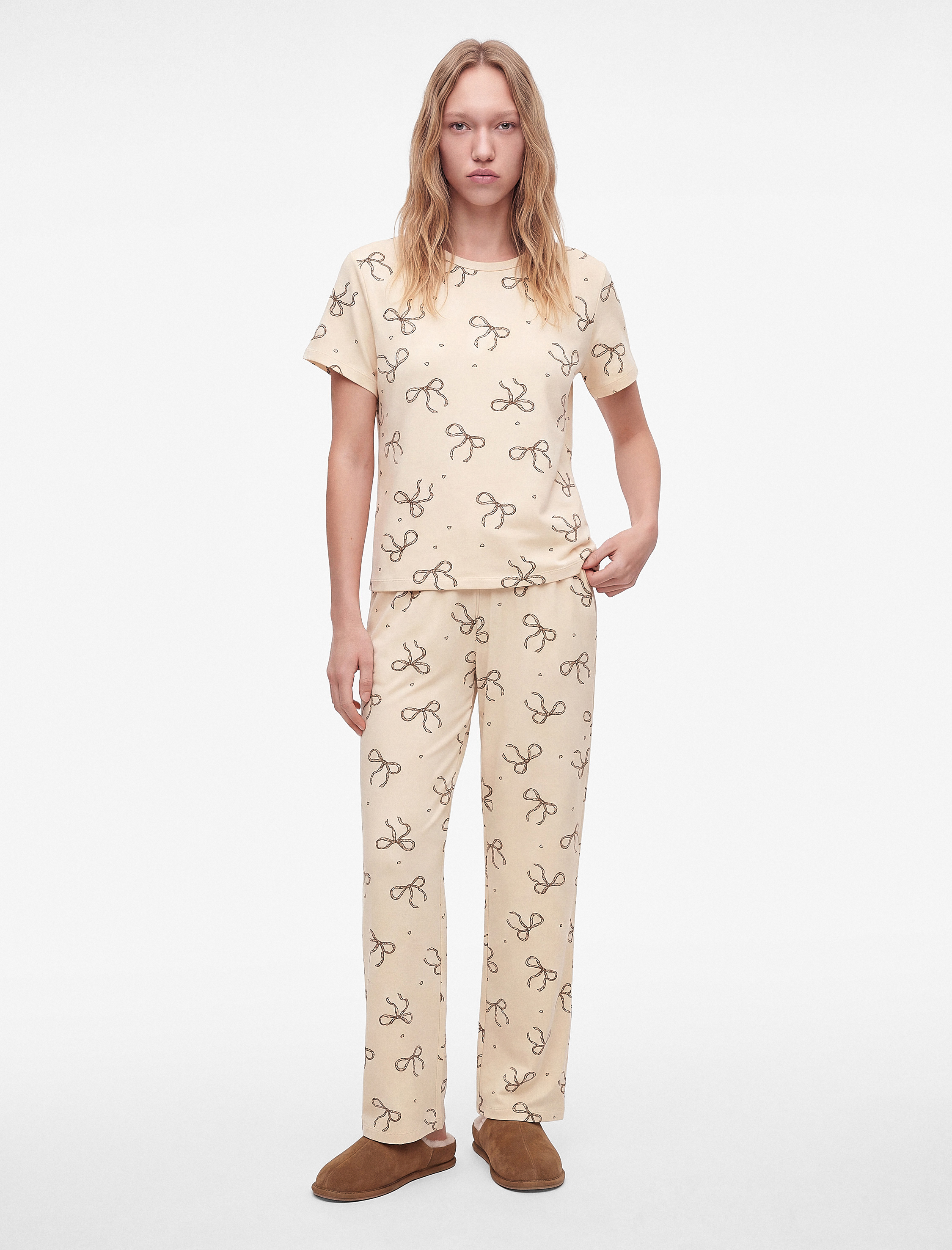  Fiyonk Desenli Rahat Kesim Bisiklet Yaka Kısa Kollu Pijama Takımı