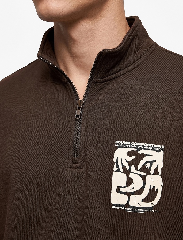  Şardonlu Rahat Kalıp Uzun Kollu Yarım Fermuarlı Arkası Baskılı Sweatshirt