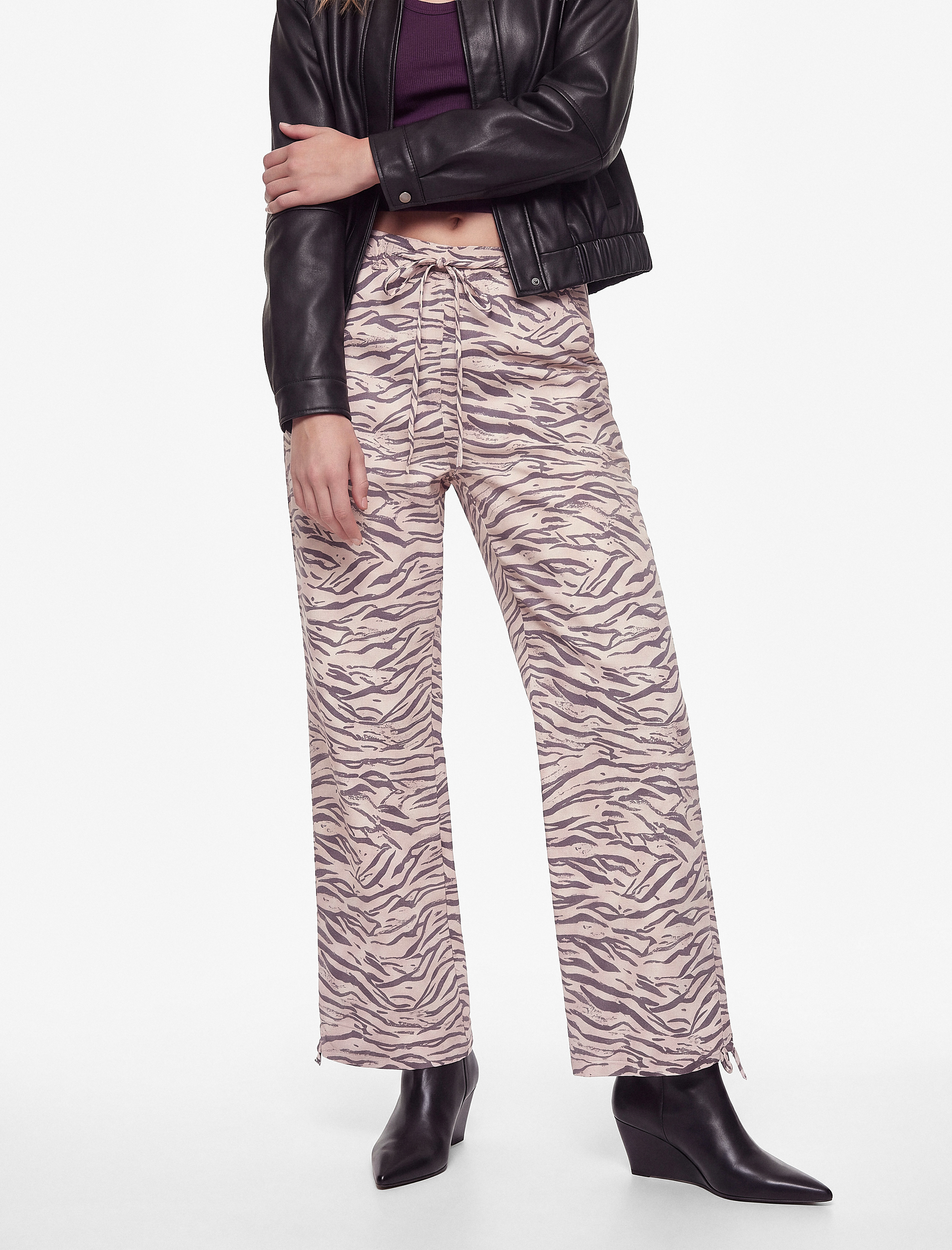   Rahat Kalıp Beli Bağlamalı Cepli Geniş Paça Zebra Desenli Pantolon