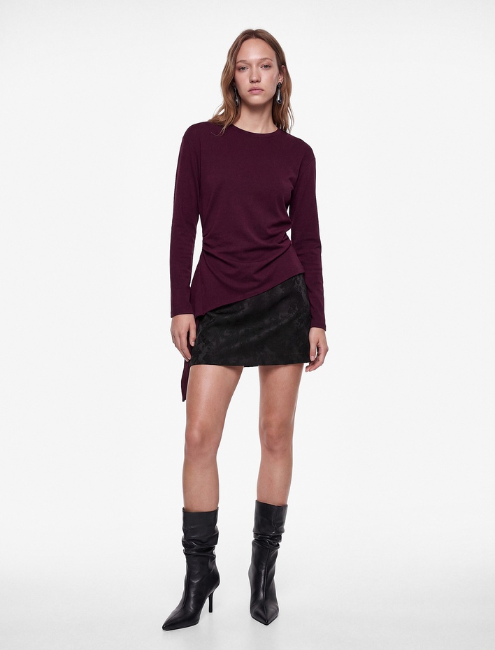  Asimetrik Kesim Slim Fit Bisiklet Yaka Kısa Kollu Pamuklu Tişört