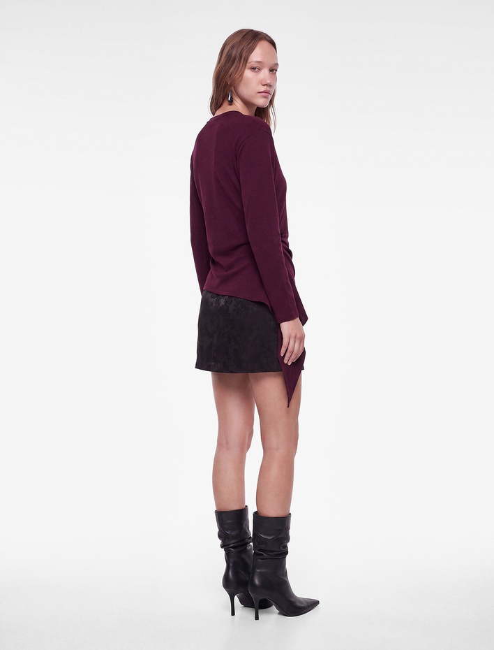  Asimetrik Kesim Slim Fit Bisiklet Yaka Kısa Kollu Pamuklu Tişört