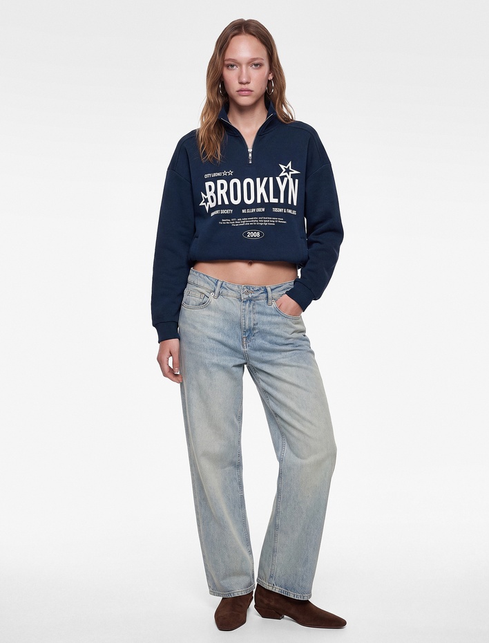  Şardonlu Rahat Kalıp Dik Yaka Yarım Fermuarlı Uzun Kollu Baskılı Sweatshirt