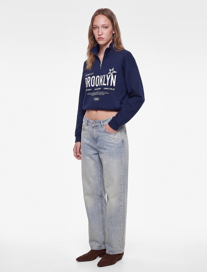  Şardonlu Rahat Kalıp Dik Yaka Yarım Fermuarlı Uzun Kollu Baskılı Sweatshirt
