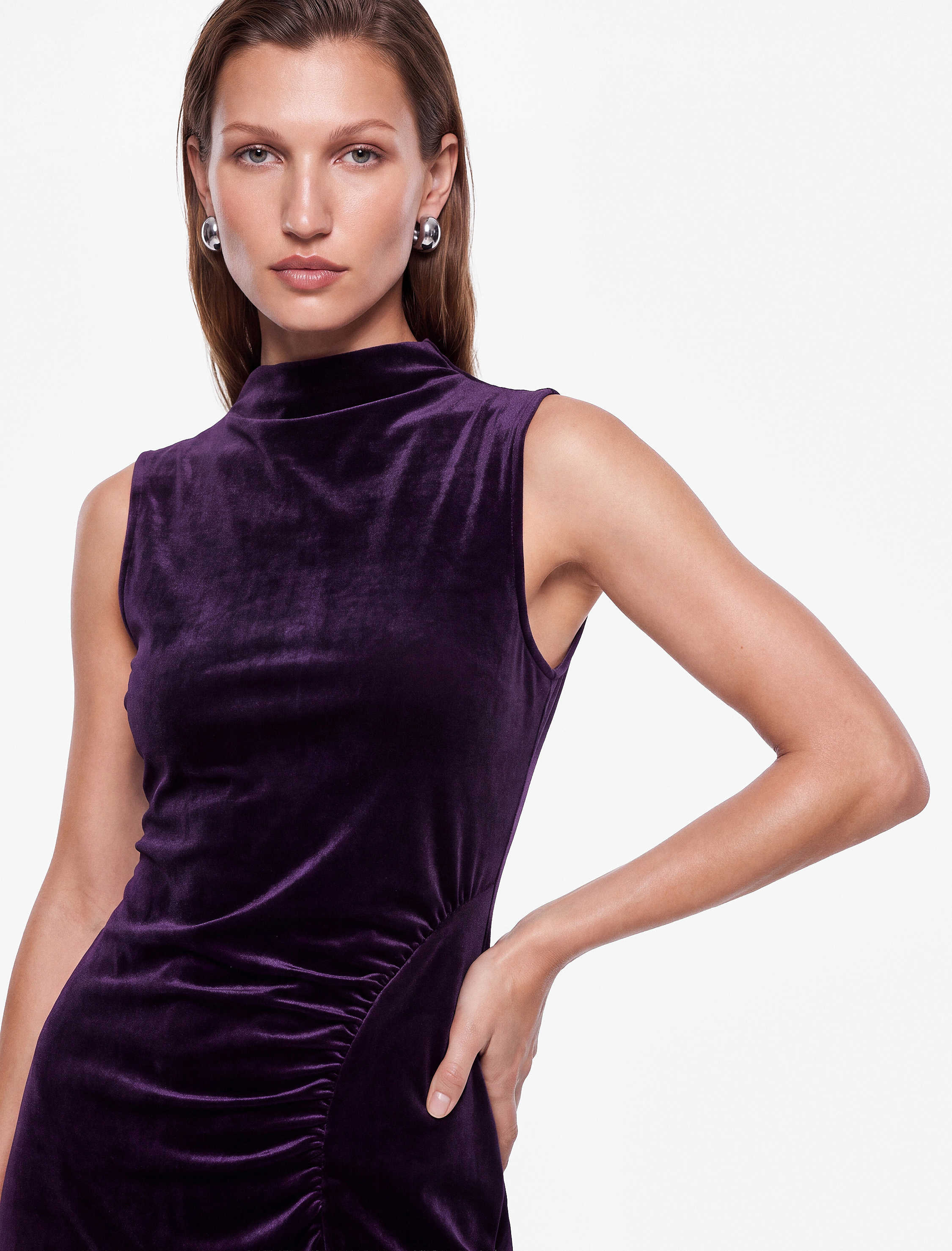   Slim Fit Yırtmaçlı Drapeli Kolsuz Dik Yaka Uzun Kadife Elbise