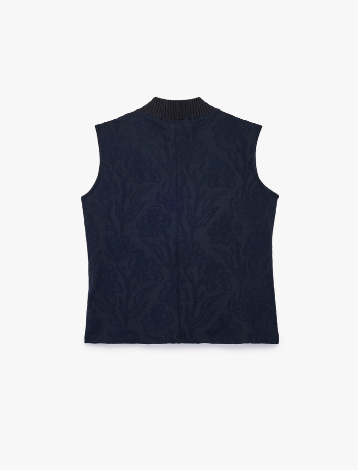  Slim Fit Dik Yaka Kolsuz Çiçek Desenli Bluz