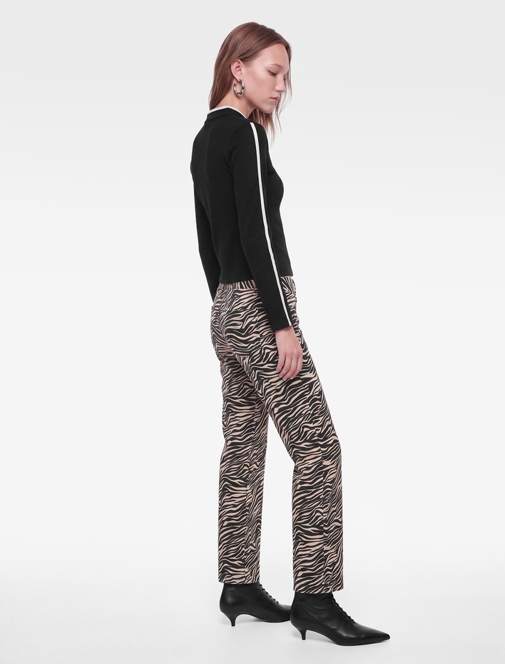  Slim Fit Biyeli Kurbağa Kapama Düğmeli Mandarin Yaka Uzun Kollu Tişört
