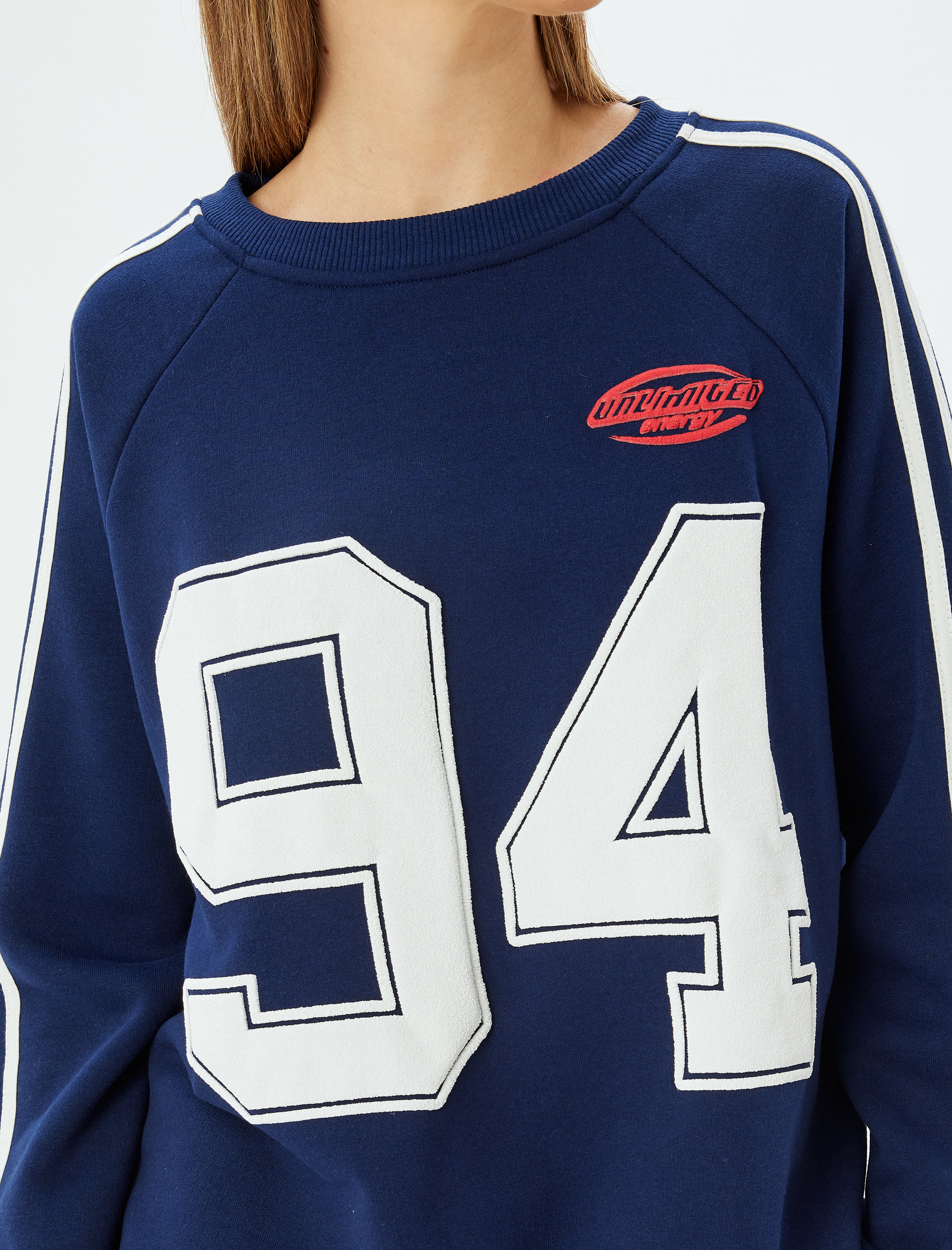   Şardonlu Şeritli Rahat Kalıp Reglan Uzun Kollu Bisiklet Yaka Baskılı Sweatshirt