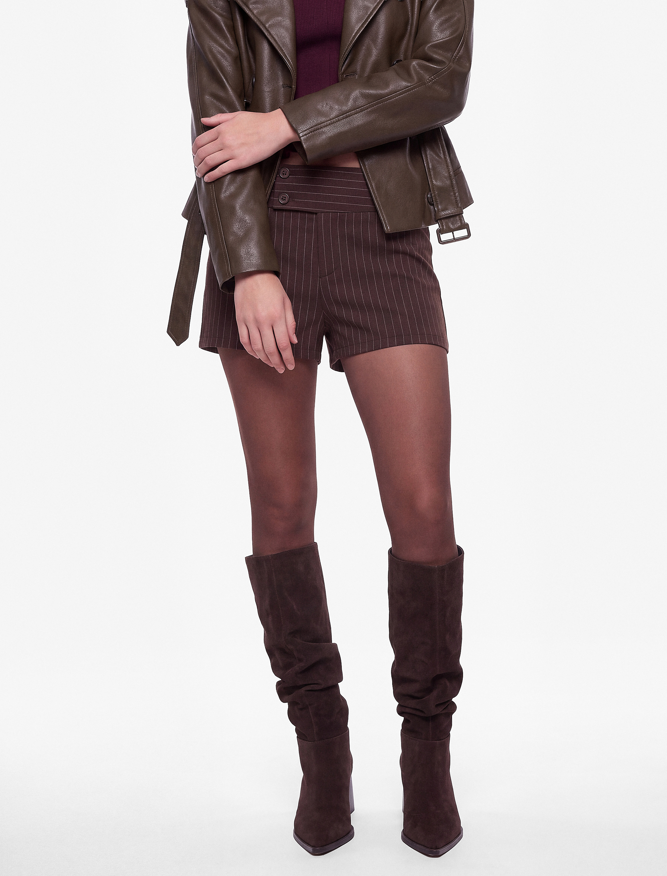   Slim Fit Düşük Bel Çizgili Mini Şort
