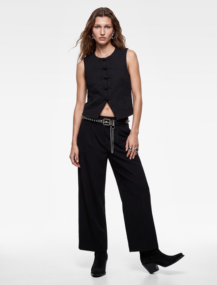  Koton X Selected by Melis Ağazat - Slim Fit Dokulu Bisiklet Yaka Süs Düğmeli Yelek