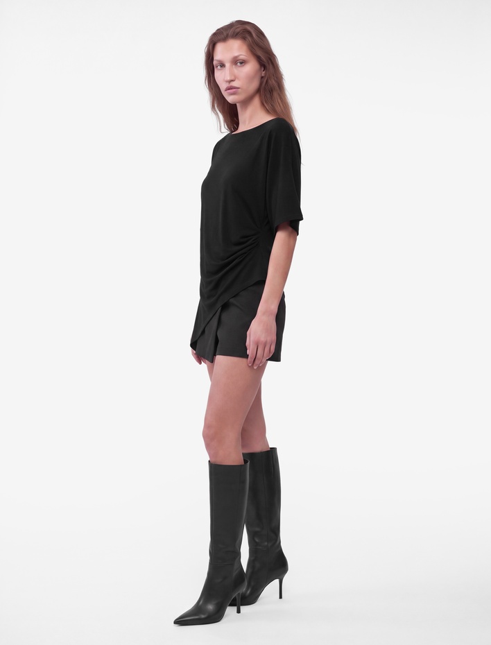  Slim Fit Asimetrik Kesim Kayık Yaka Drapeli Kısa Kollu Bluz