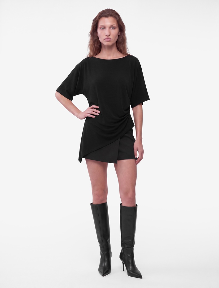  Slim Fit Asimetrik Kesim Kayık Yaka Drapeli Kısa Kollu Bluz