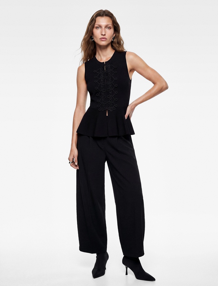  Koton X Selected by Melis Ağazat - Süslü Düğmeli Peplum Triko Yelek Bisiklet Yaka Kolsuz