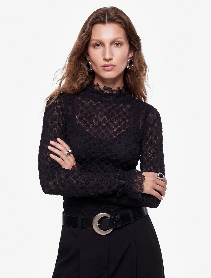  Koton X Selected by Melis Ağazat - Dantelli Dik Yaka Dokulu Tişört Slim Fit Uzun Kollu