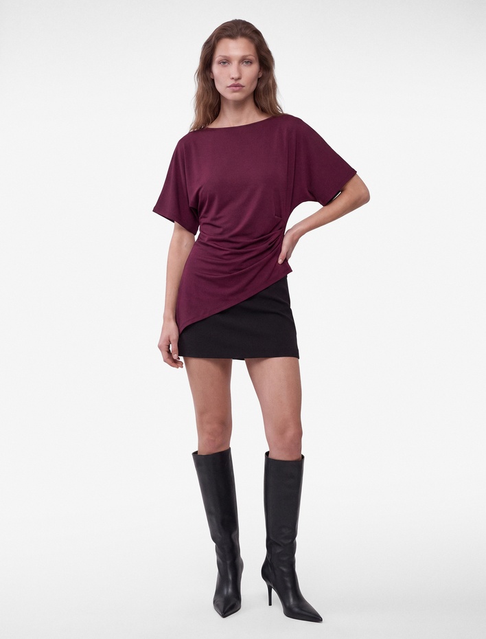  Slim Fit Bisiklet Yaka Kısa Kollu Drapeli Asimetrik Tişört