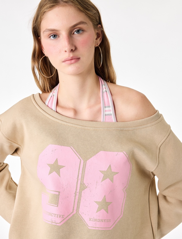  Şardonlu Rahat Kalıp Kayık Yaka Uzun Kollu Katmanlı Baskılı Sweatshirt