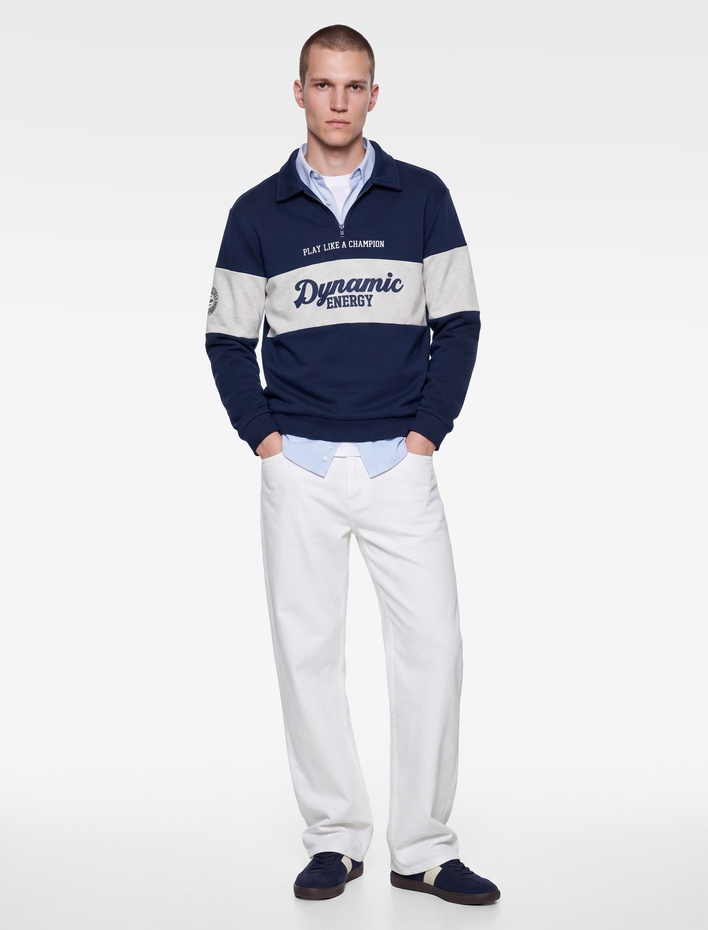  Uzun Kollu Üç İplik Şardonlu Renk Bloklu Yarım Fermuarlı Polo Yaka Baskılı Sweatshirt