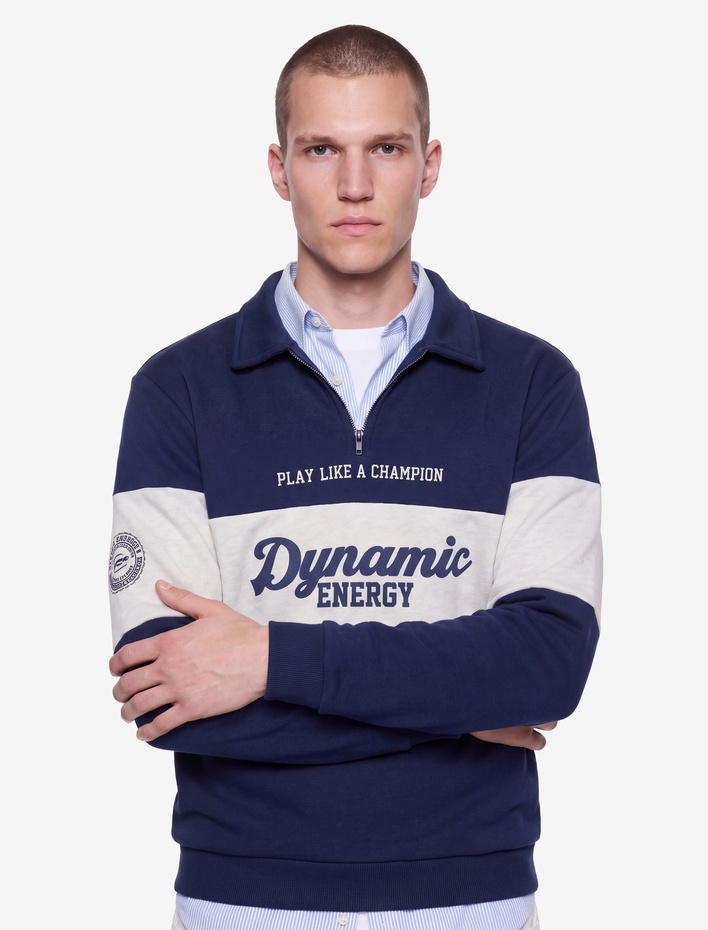  Uzun Kollu Üç İplik Şardonlu Renk Bloklu Yarım Fermuarlı Polo Yaka Baskılı Sweatshirt